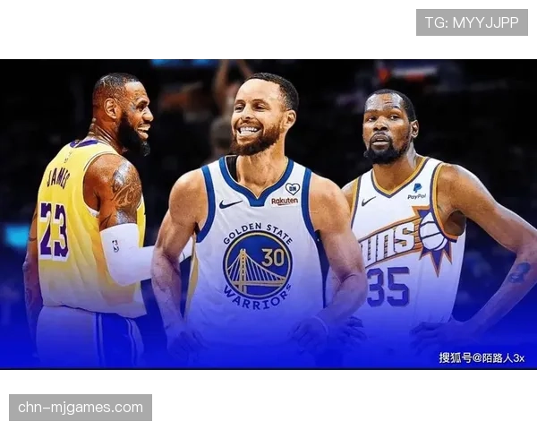 特写:终场哨响,詹姆斯与杜兰特交换球衣,相拥低语 特写:终场哨响,詹姆斯与杜兰特交换球衣,相拥低语